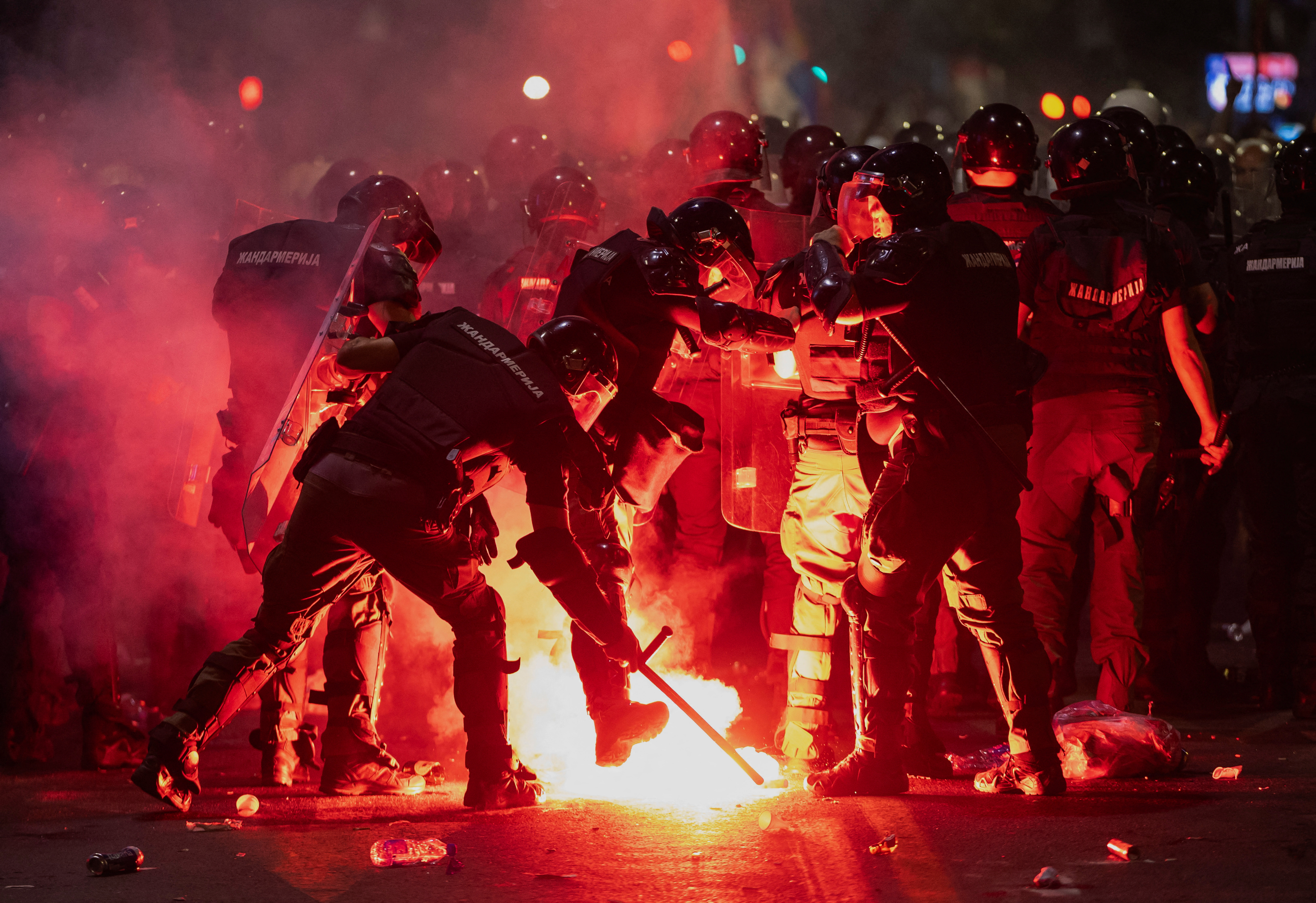 Žestoki sukobi građana i policije u Beogradu: Više ozlijeđenih i privedenih, Vučić najavio obraćanje