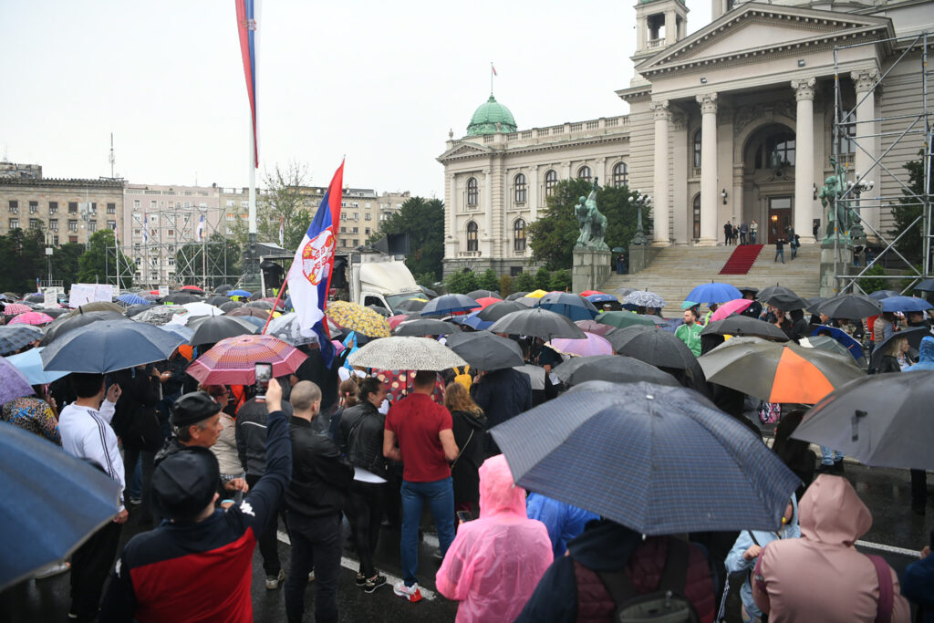 Četvrti prosvjed “Srbija protiv nasilja” u Beogradu, građani marširaju na RTS
