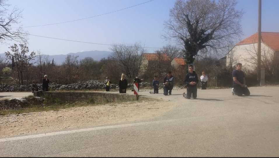 (VIDEO) SVEĆENIK IZ DALMACIJE POSTAO TOTALNI HIT: Dosjetio se genijalnog načina kako da blagoslovi svoje župljane!