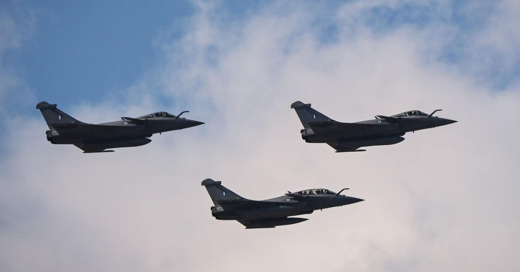 Prvi grčki Rafalei stigli iz Francuske i zagrmjeli iznad Akropole, premijer oduševljen: ‘Oni su jamac mira‘