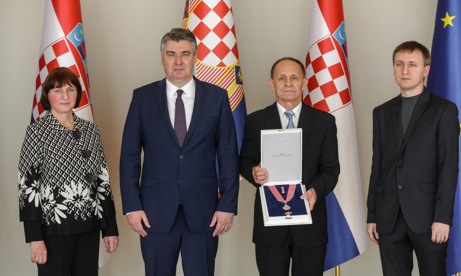 Milanović odlikovao pilota Borovića za prvi prelet MIG-om na hrvatsku stranu: Ovim se pokušava nadoknaditi ono što sam trebao primiti prije 27 godina