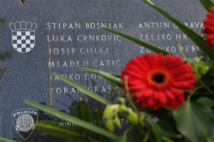 Optužba Pupovčevih Novosti: Ministar Šušak suodgovoran za masakr 12 policajaca u Borovu Selu
