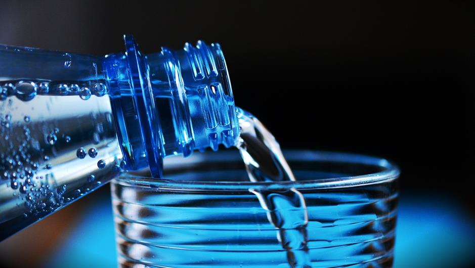 Coca-Cola priznala izolirani slučaj trovanja vodom, spremna za suradnju s nadležnim tijelima