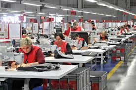 STIŽU PRVE PLAĆE U EURIMA! Ovoliko zarađuje većina Hrvata, cifra zvuči otužno: Doznajemo i u kojim su industrijama najniže plaće