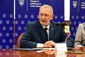 Mega skandal potresa MUP: Službenom karticom plaća skupu torbicu, policija ju vozika gdje joj se hoće