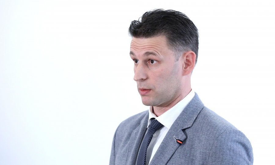 VIRUS NE BIRA  Božo Petrov pozitivan na koronavirus
