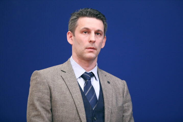 Petrov: “Svi oni koji se vole junačiti tuđom krvlju, neka se sami prijave kao dobrovoljci za Ukrajinu”