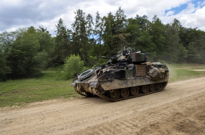 Francuska šalje Ukrajini oklopna vozila, Amerika bi mogla moćne Bradleyje