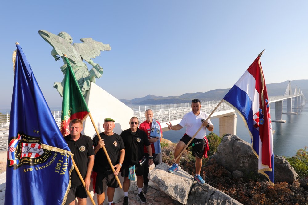 Branitelji iz Varaždina prvi su prošli preko Pelješkog mosta: 'Hodamo već 35 dana...'