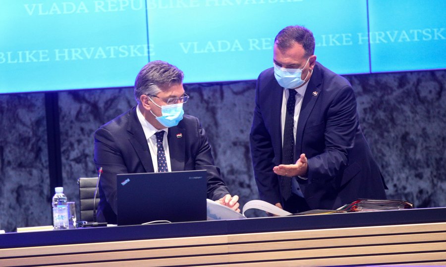 SJEDNICA VLADE  Beroš upozorio na moguću 'twindemiju' i otkrio: Imamo 3.053 novih slučajeva