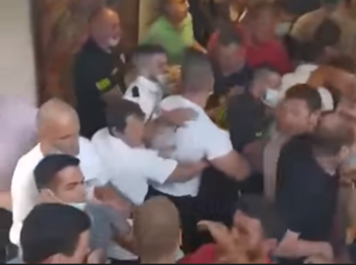(VIDEO) DRAMATIČNO U BUDVI: Nakon masovne tuče Demokrati zauzeli Skupštinu, provalili i u ured predsjednika!