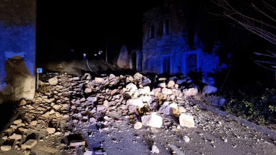 Kaos na obali: Bura srušila kuću na cestu, čupala stabla, kamion sletio s ceste