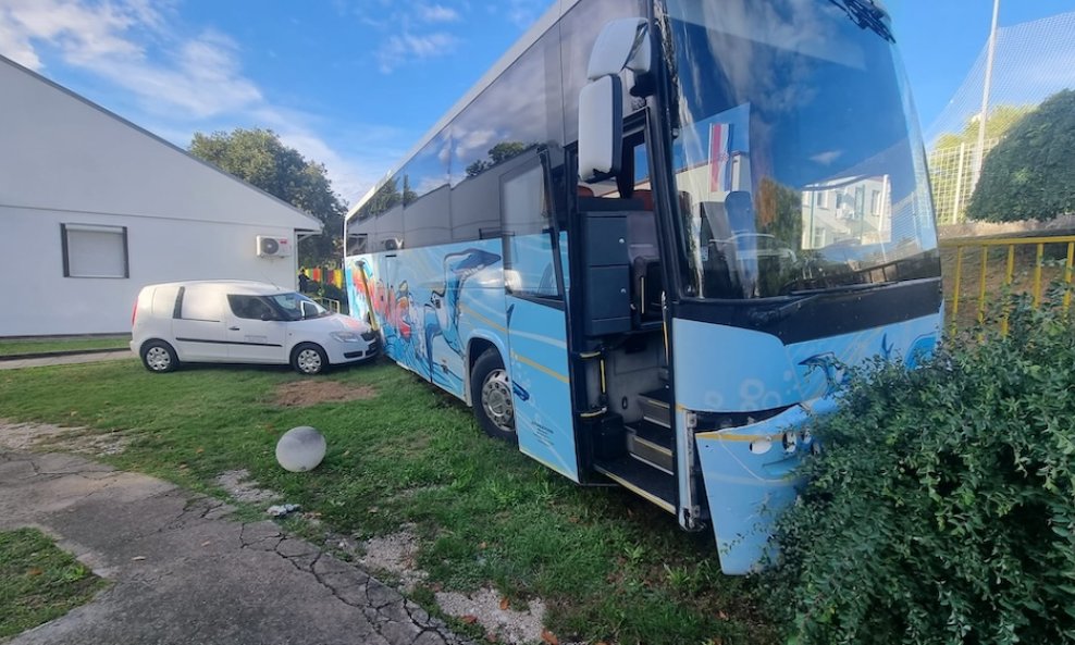 Iskrcao djecu, pa izgubio nadzor nad autobusom i prošao kroz dvorište dječjeg vrtića