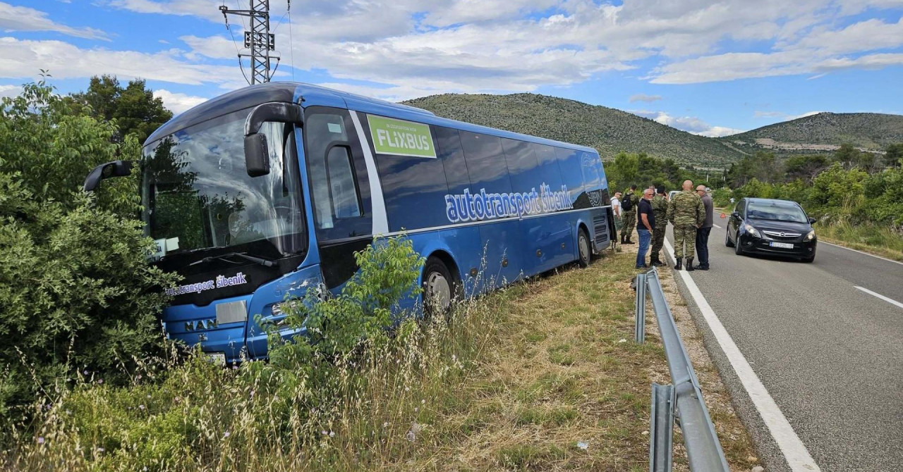 Autobus pun vojnika sletio s ceste kod Šibenika, nesreću izazvao drogirani vozač taksija: ‘Pretjecao je kolonu...‘