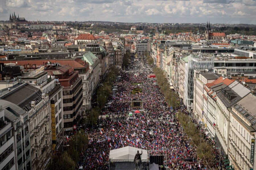 Tisuće ljudi prosvjedovale protiv češke vlade u Pragu