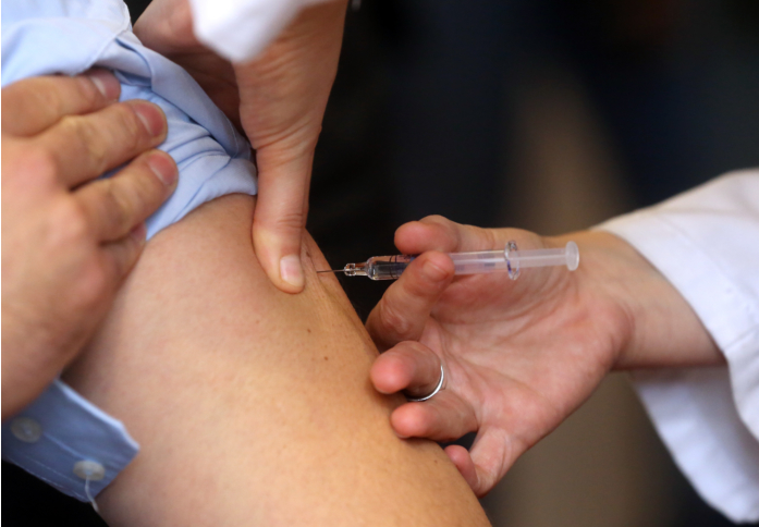 Epidemiolog Smoljanović: Je li uputno masovno cijepljenje, osobito mladih i zdravih osoba?