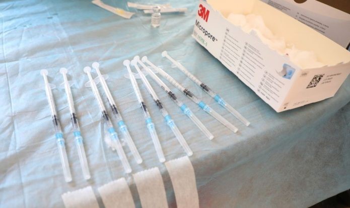 Polovica hospitaliziranih u Izraelu cijepljeni su dva puta – sprema li se treća doza za opću populaciju?