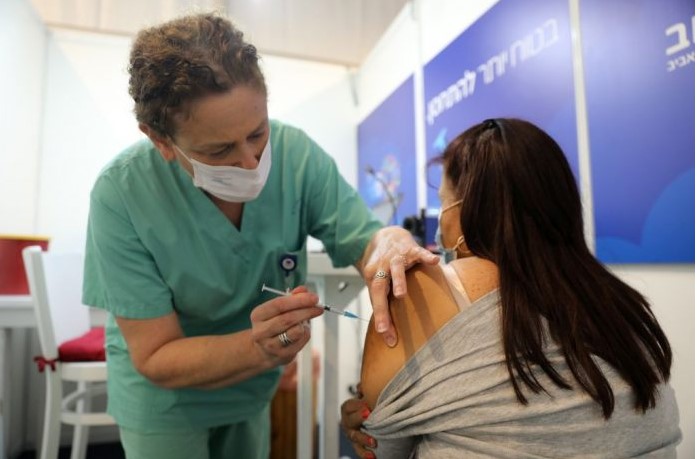 Izrael preporučuje 3. dozu cjepiva određenim ljudima i daljnje izbjegavanje kontakta s necijepljenima