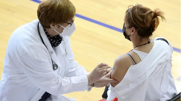 Od 74,5 tisuća zdravstvenih radnika, 30 posto ih nije primilo niti jednu dozu Covid cjepiva