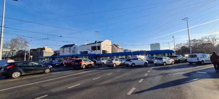 Totalni prometni kolaps u Zagrebu, pogledajte fotografije s mjesta gdje je tramvaj iskočio iz tračnica
