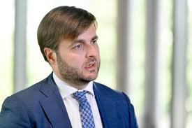 Ćorić ponovno odbio odgovoriti na pitanja novinara pa poručio "Javnost se zabavlja stvarima koje su ispod svake razine"