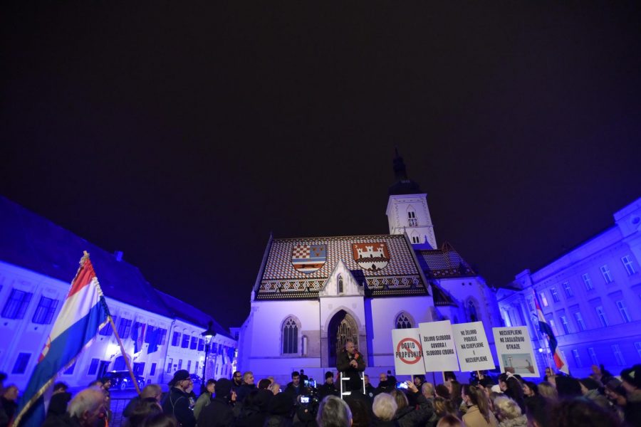 Novi prosvjed protiv covid-potvrda, stotinjak ljudi na Markovom trgu