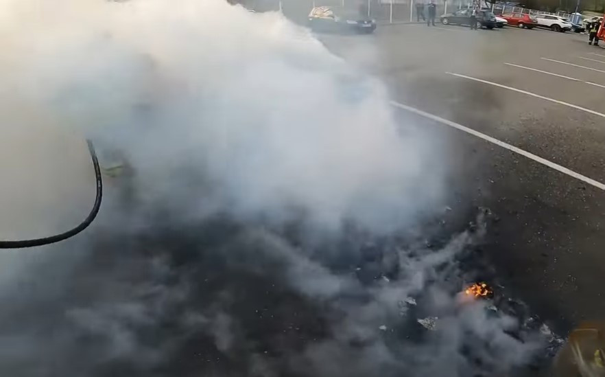 Uhićena osoba koju se sumnjiči za izazivanje požara na policijskim automobilima