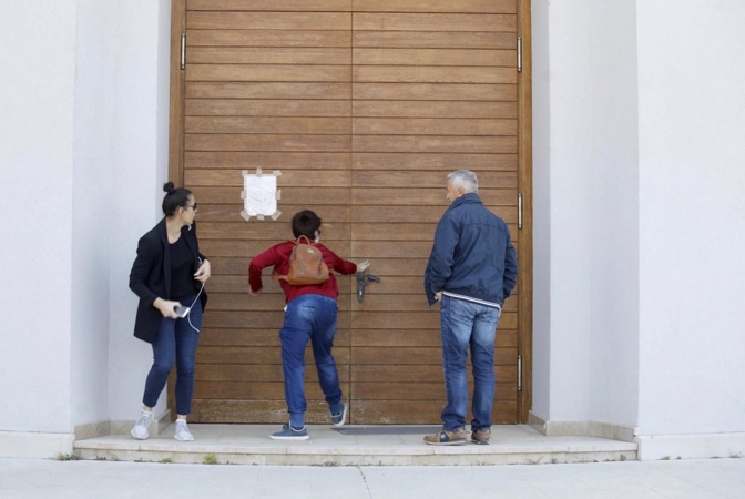 Republika Hrvatska jamči nepovredivost mjesta za bogoštovlje: crkve, kapele i crkvene prostore. Novinarka ne smije na taj način ” raditi svoj posao”