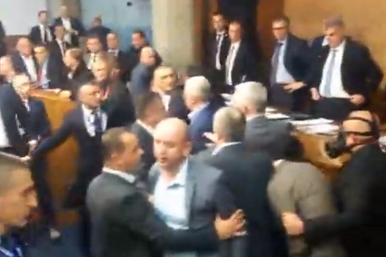 (VIDEO) Izglasan zakon o slobodi vjeroispovijesti u Crnoj Gori: Prosrpski zastupnici izazvali nerede, uništavali inventar i prijetili krvoprolićem