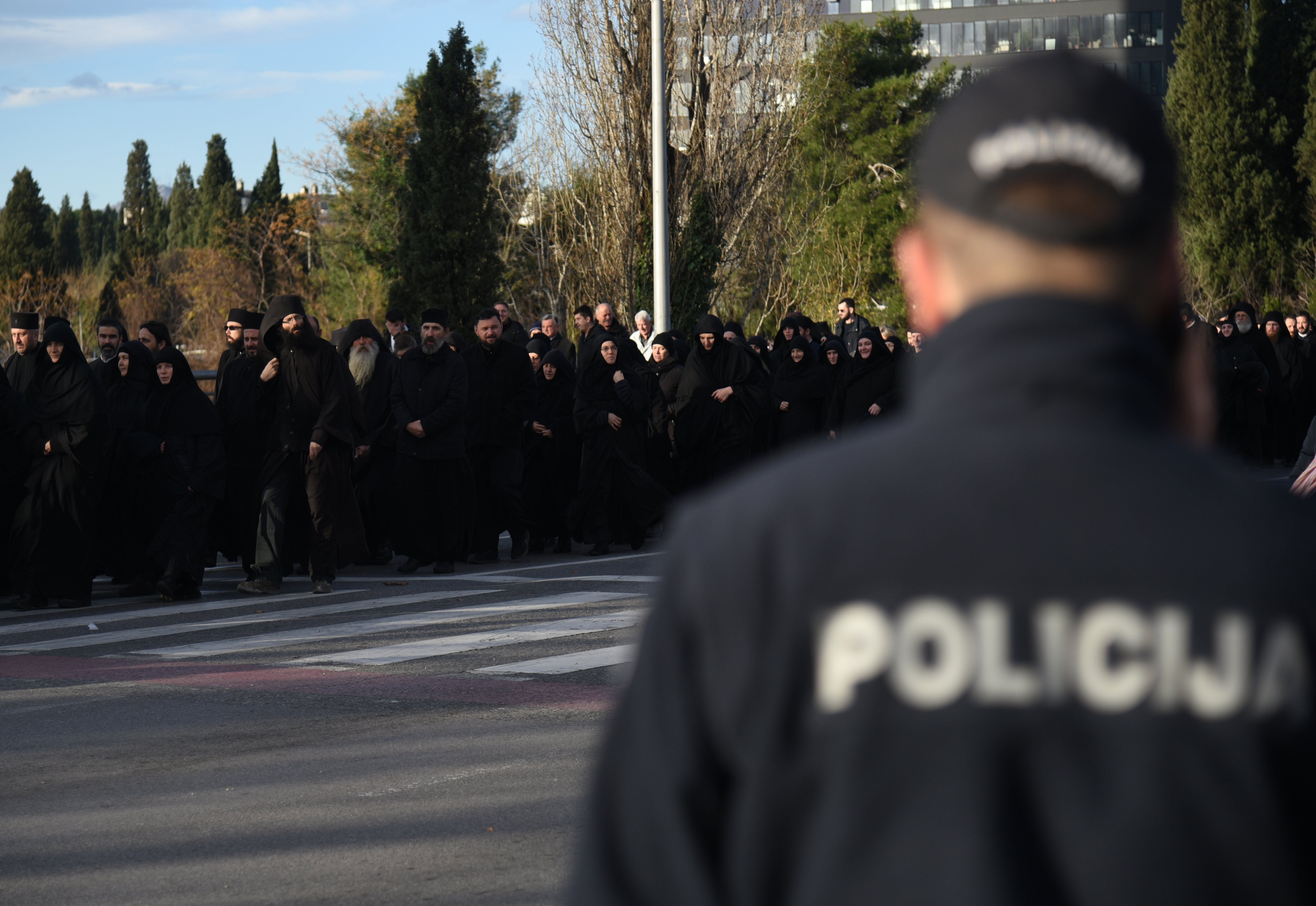 Crnogorski parlament otvorio raspravu o crkvenoj imovini, ulice u središtu grada blokirane