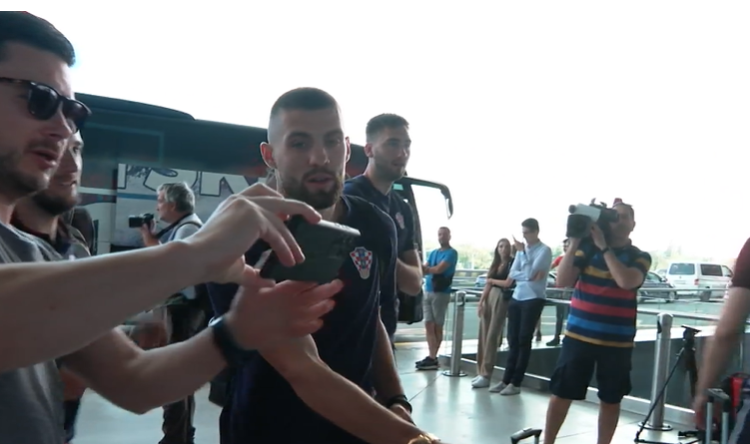 Hrvatska nogometna reprezentacija otputovala na završnicu Lige nacija! U Rotterdamu ih dočekalo 20-ak navijača,