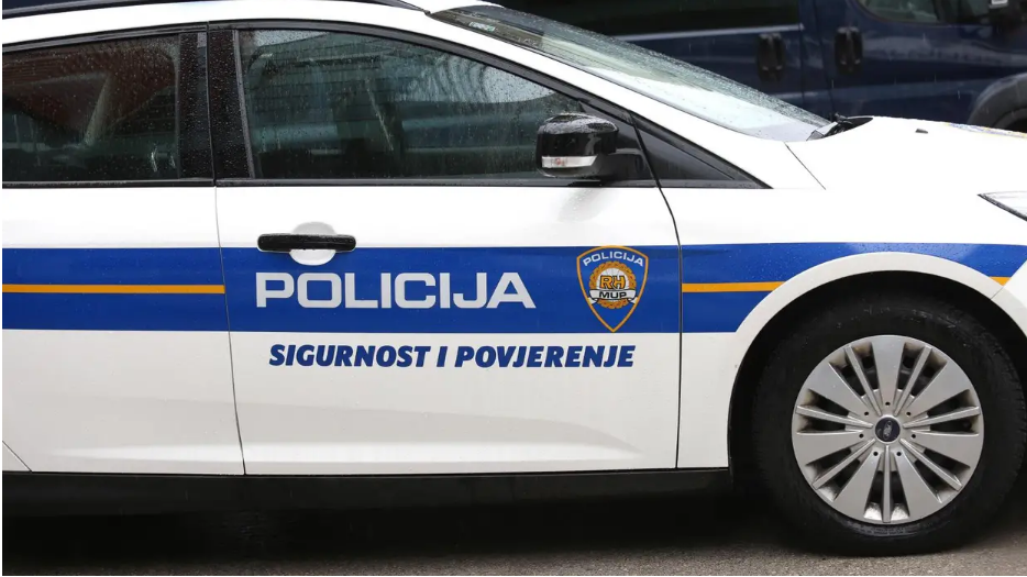 Dvojac prevozio 11 migranta u kombiju, policija ih je otkrila i krenula u potjeru: Pobjegli su