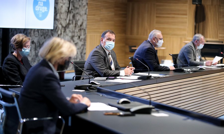Stožer o covid-putovnicama, nošenju maski i cijepljenju, Capak: 'Putar i pohana svinjetina puno su opasniji od AstraZenece'
