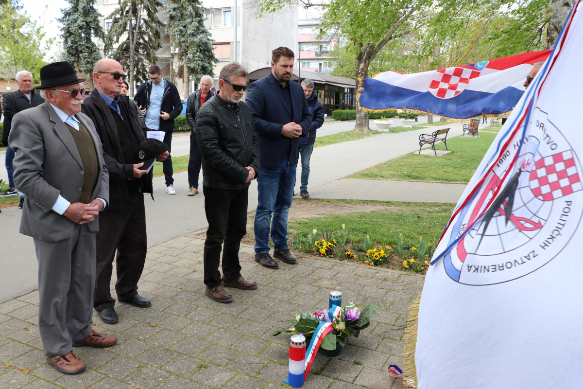 Đakovo: Održana komemoracija kod spomenika “Glava koja tone”, žrtvama komunističkih zločina u Đakovu