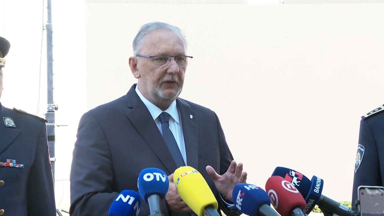 Božinović: Klubovi na otvorenom moći će raditi za one koji imaju covid potvrde