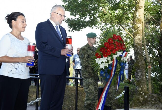 PRIJE 30 GODINA STRADALI U PALJBI IZ ZASJEDE: Božinović u Žutoj Lokvi na obilježavanju godišnjice pogibije redarstvenika