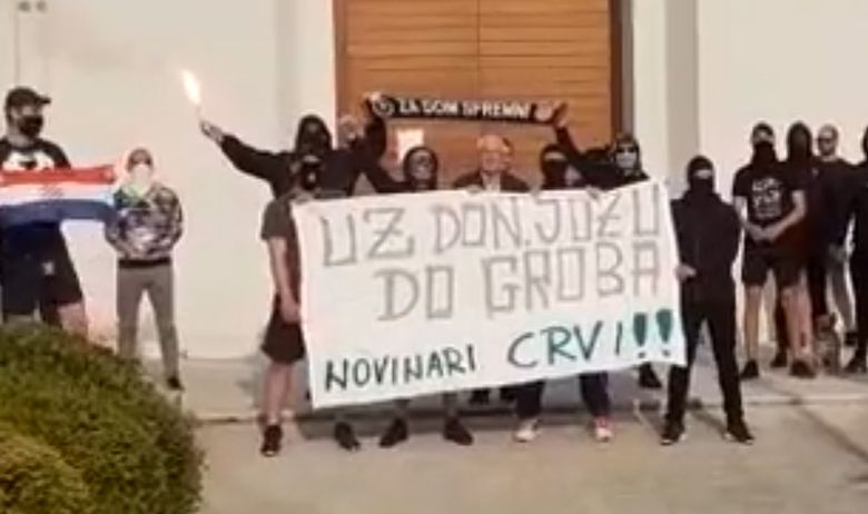 SPLIT: Grupa   mladića dala potporu  i pjevala u čast župnika Delaša