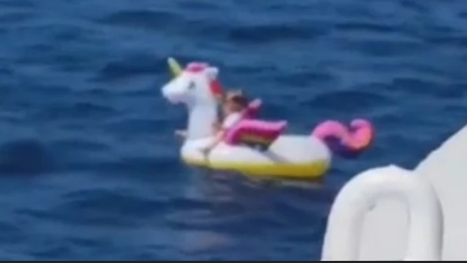 (VIDEO) SNIMKA OBIŠLA SVIJET! NA PUČINI PRONAĐENA DJEVOJČICA (3) NA JEDNOROGU! Spasili je mornari, ali gdje su bili roditelji?!