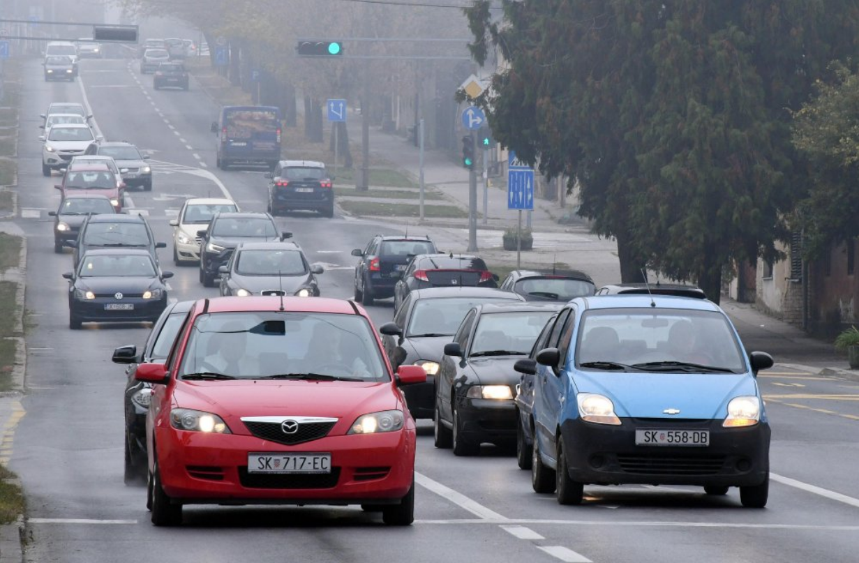 Važno upozorenje vozačima: Od 1. studenog na autima obavezna kratka svjetla i danju, a od 15. zimska oprema