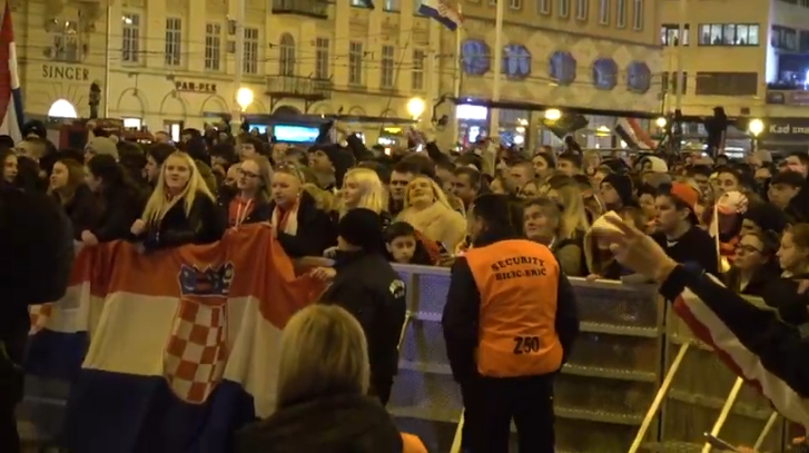 Hrvatski rukometaši večeras slave europsku broncu na Trgu bana Jelačića, trg ispunjen navijačima