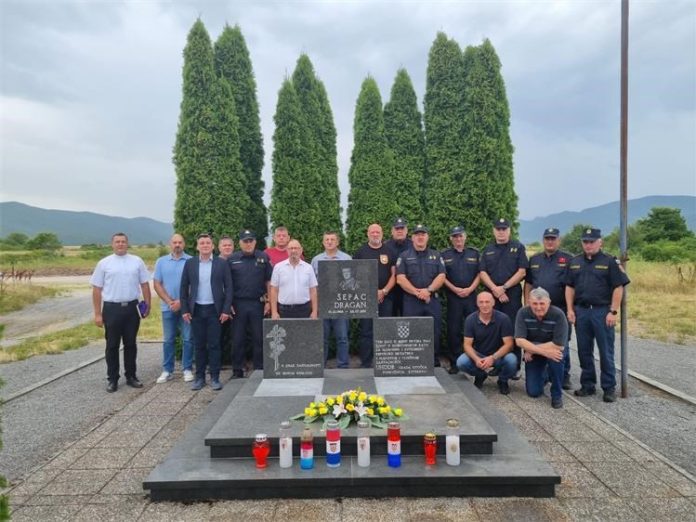 Obilježena 32. obljetnica tragičnog zločina u Otočcu kad su pobunjeni Srbi ubili policajca iz zasjede