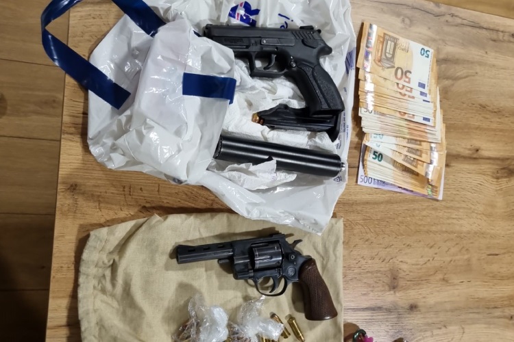 Velika akcija policije: Našli 4 kg kokaina, oružje, gomilu novca…