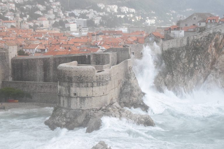 Nevrijeme: U Dubrovniku valovi veći od 5 metara, u Splitu stablo palo na auto