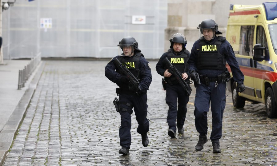 Zatvoren Trg sv. Marka, policija radi očevid nakon ranjavanja policajca