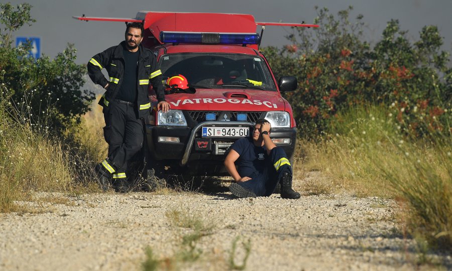Sramotne plaće sezonskih vatrogasaca: 'U našem DVD-u jedan sezonac nakon rada u smjeni odlazi konobariti. To je naša stvarnost'