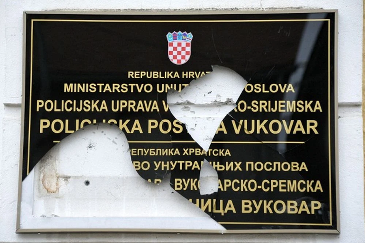 ‘SVE SE DVOJEZIČNE PLOČE NA ĆIRILICI MORAJU UKLONITI!’ Ustavni stručnjak komentirao manji broj Srba u Vukovaru, javio se i Pupovac