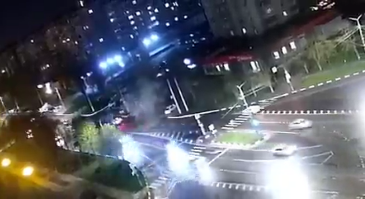 VIDEO Pogledajte trenutak eksplozije usred Belgoroda: Auto odletio na krov trgovine, nastao krater od 20 metara
