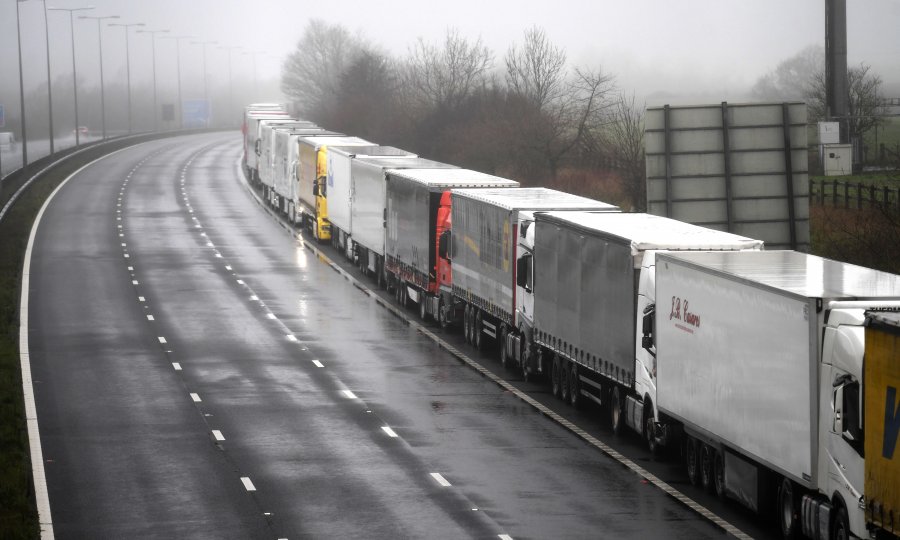 Kaos na jugu Engleske: 1500 kamiona čeka dogovor Velike Britanije i Francuske, vozači se smrzavaju bez hrane...