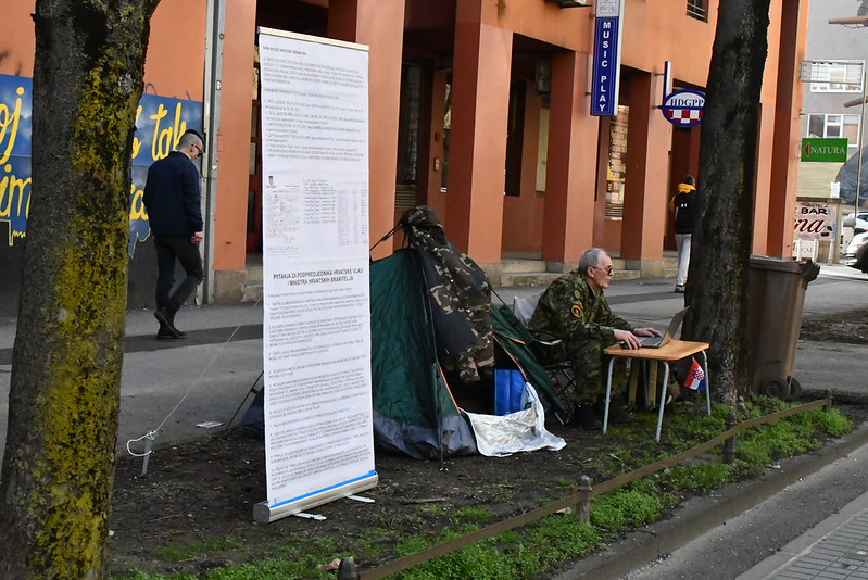 Umirovljeni časnik HV-a Stjepan Šerić, prosvjeduje ispred Hrvatskog sabora ” Imati ili biti”