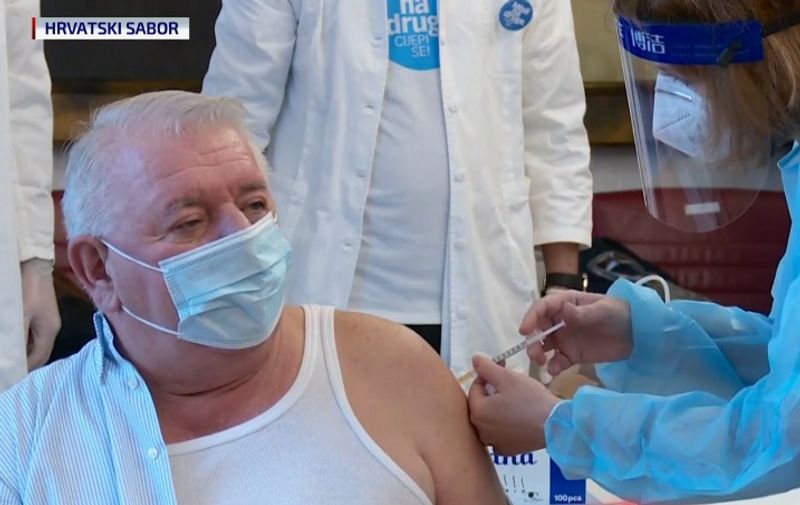 Saborski zastupnici cijepe se da bi, kao, popularizirali cjepivo. Uzeo ga je i Đakić, koji je prebolio koronu